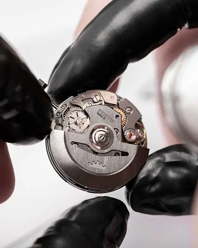 Fortis Novonaut N-42 Legacy Edition на блочном браслете F2040008