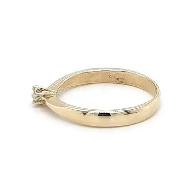 Золотое обручальное кольцо с цирконом