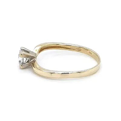 Золотое обручальное кольцо с цирконом