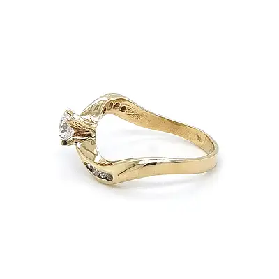 Золотое обручальное кольцо с цирконами