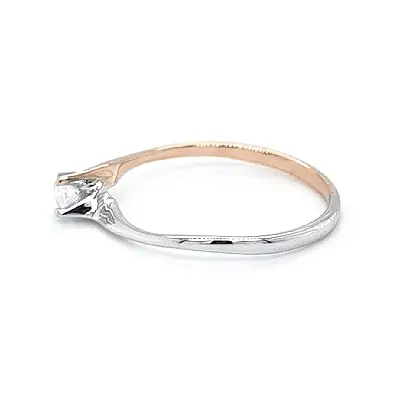 Обручальное кольцо с цирконом из комбинированного золота