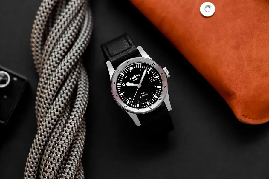 Fortis Flieger F-39 черный на ремешке авиатора F4220016