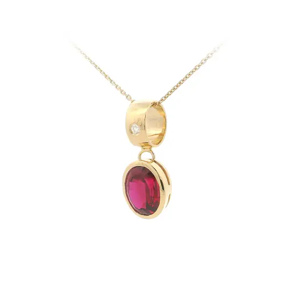 Элегантный кулон с рубином и бриллиантом в гладкой золотой оправе