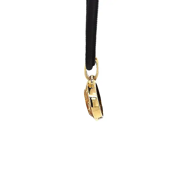 Элегантное золотое ожерелье на шнурке