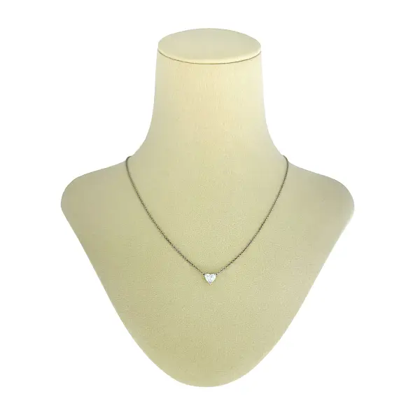 Колье из белого золота с бриллиантом в форме сердца