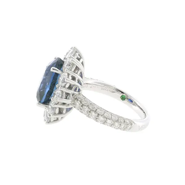 Золотое кольцо с сапфиром и бриллиантами