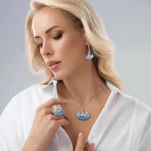 Золотые серьги с голубым топазом и бриллиантами Gea Genus