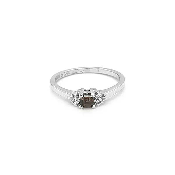 Золотое кольцо с коричневыми и белыми бриллиантами