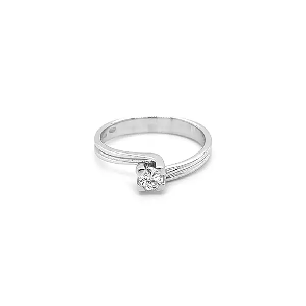 Золотое обручальное кольцо с бриллиантом