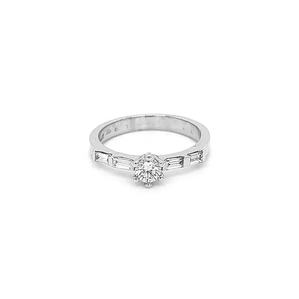 Золотое обручальное кольцо с бриллиантами