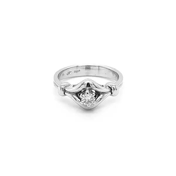 Золотое кольцо с бриллиантом