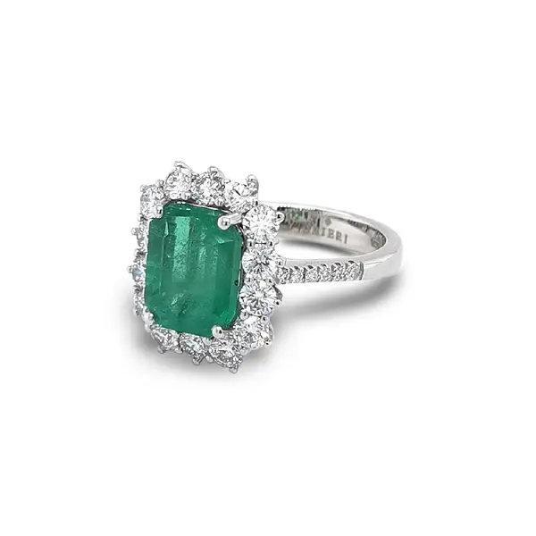 Золотое кольцо с изумрудом и бриллиантами