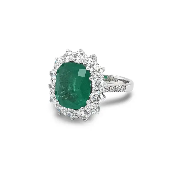 Золотое кольцо с изумрудом и бриллиантами