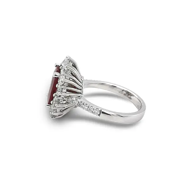 Золотое кольцо с рубином и бриллиантами