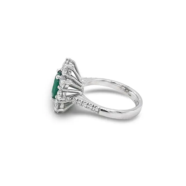 Золотое кольцо с изумрудом и бриллиантами