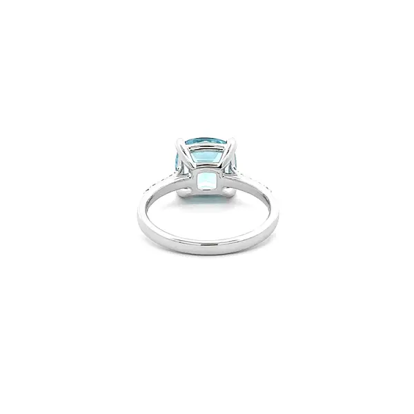 Золотое кольцо с топазом и бриллиантами