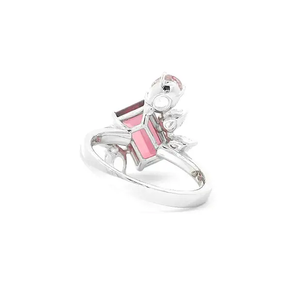 Роскошное кольцо с турмалином, украшенное морганитами и бриллиантами