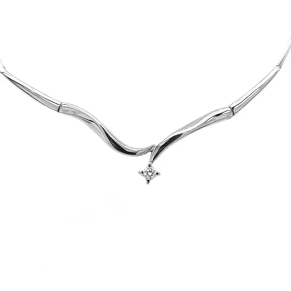 Золотое колье с бриллиантом