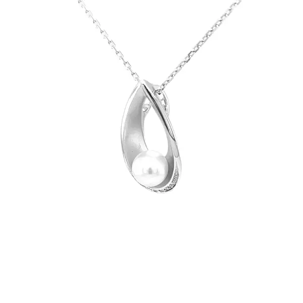 Золотая подвеска с натуральным жемчугом и бриллиантами