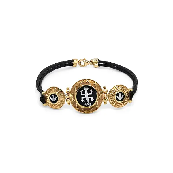 Золотой браслет на шнурке