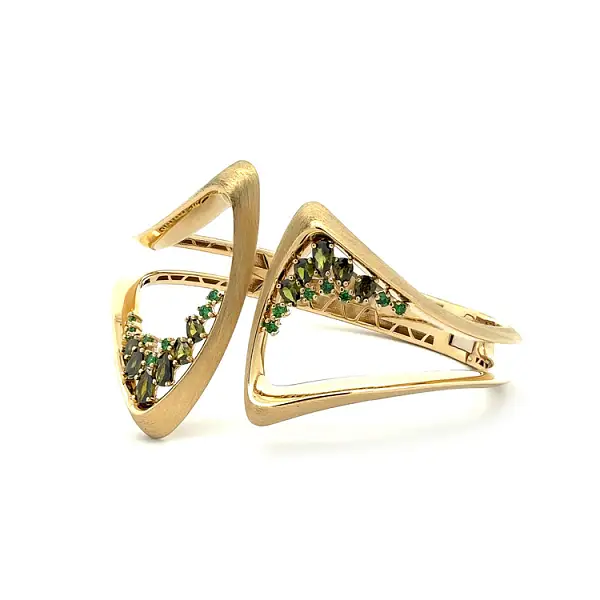 Золотой женский браслет с зелеными камнями