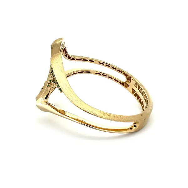 Золотой женский браслет с зелеными камнями