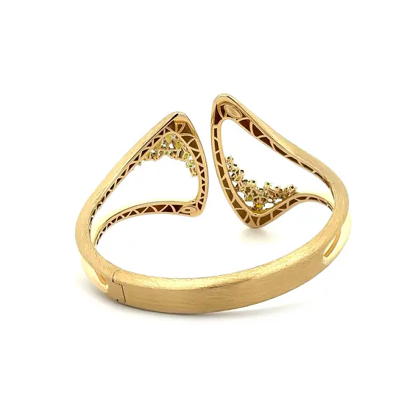 Золотой женский браслет с зелеными камнями