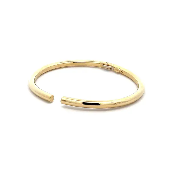 Современный золотой браслет с акцентом на легкость и элегантность