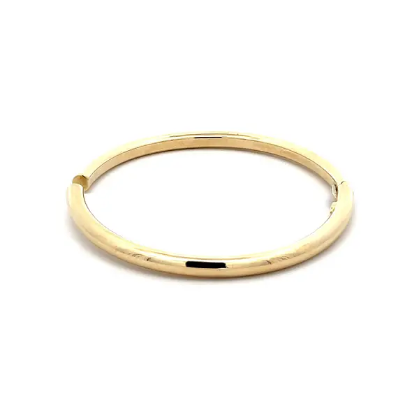 Современный золотой браслет с акцентом на легкость и элегантность