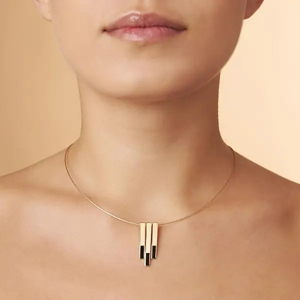 Золотое ожерелье с эмалью