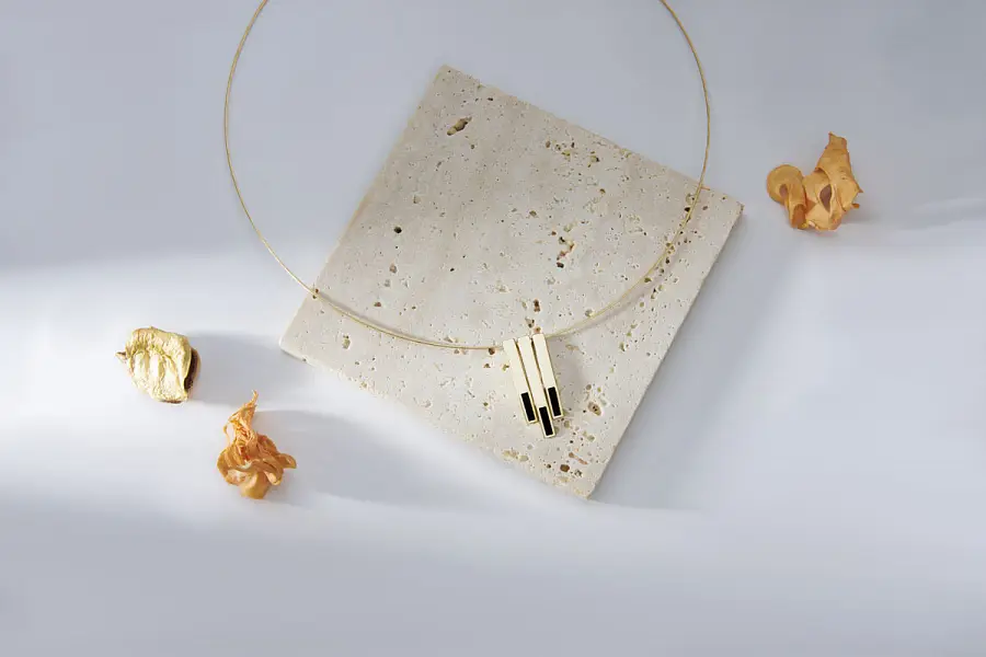 Золотое ожерелье с эмалью