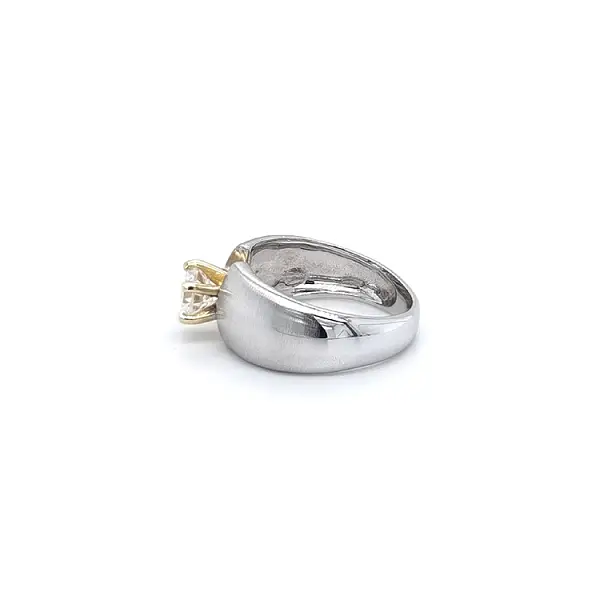 Обручальное кольцо с цирконом из комбинированного золота