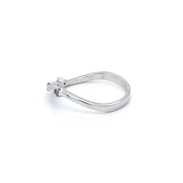 Кольцо с цирконами из белого золота