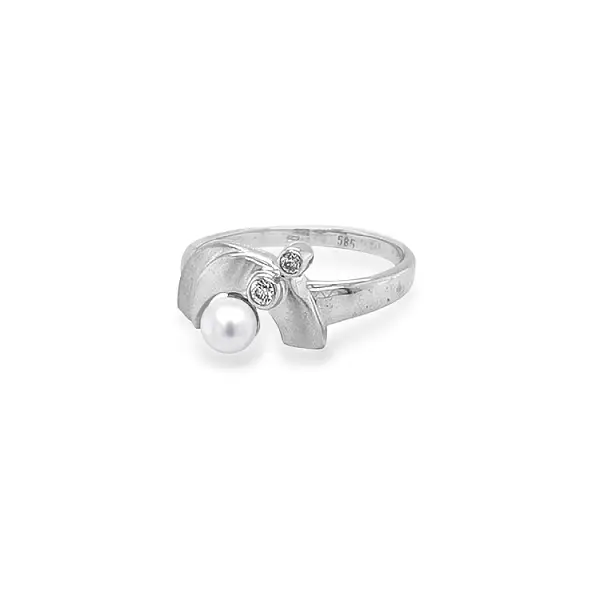 Золотое кольцо с жемчугом и цирконами