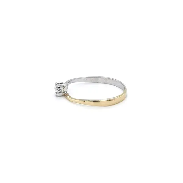 Золотое обручальное кольцо с цирконом