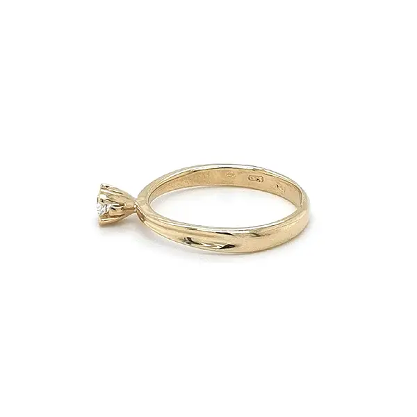 Золотое обручальное кольцо с цирконом