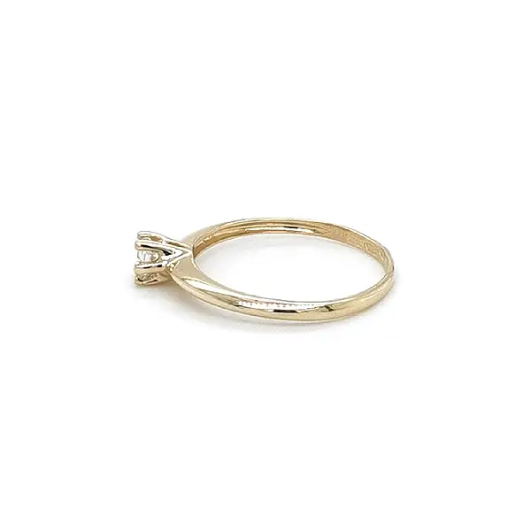 Золотое обручальное кольцо с цирконом