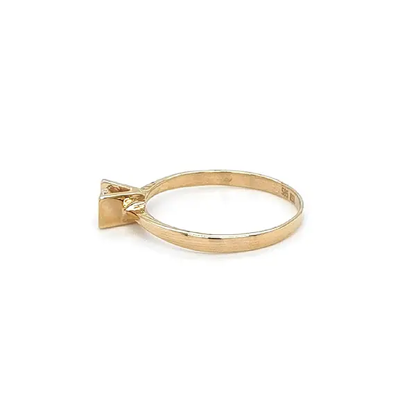 Золотое обручальное кольцо с цирконом