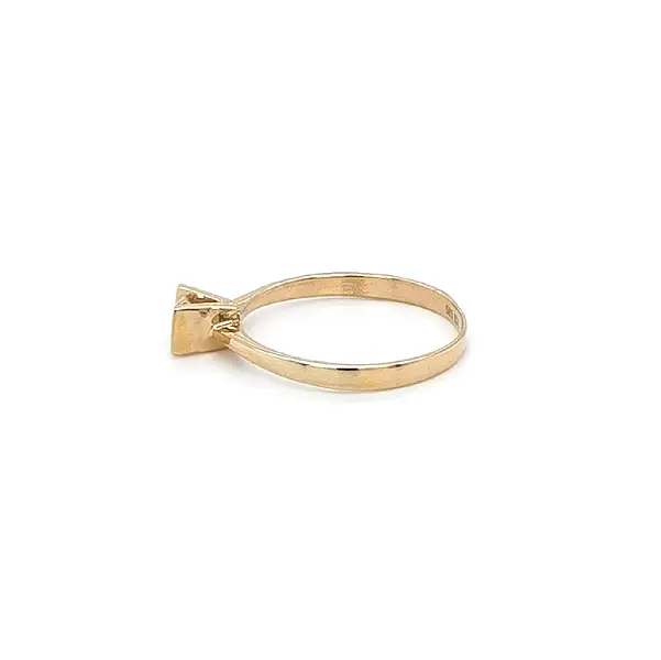 Золотое обручальное кольцо с цирконом