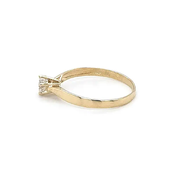 Золотое обручальное кольцо с цирконом