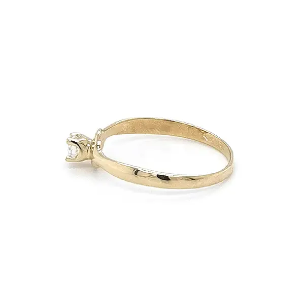 Золотое обручальное кольцо с цирконом