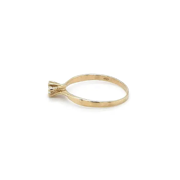 Золотое обручальное кольцо с цирконом