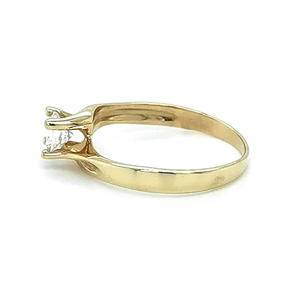 Золотое обручальное кольцо с цирконом