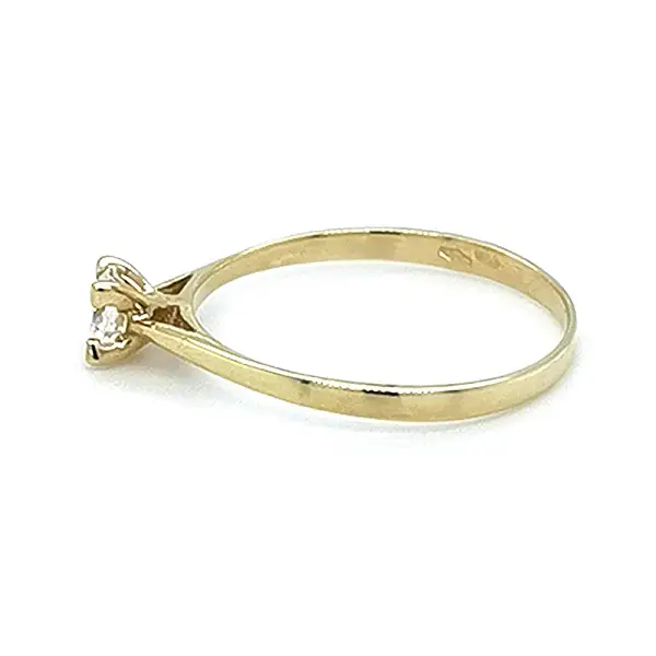 Золотое обручальное кольцо с цирконом