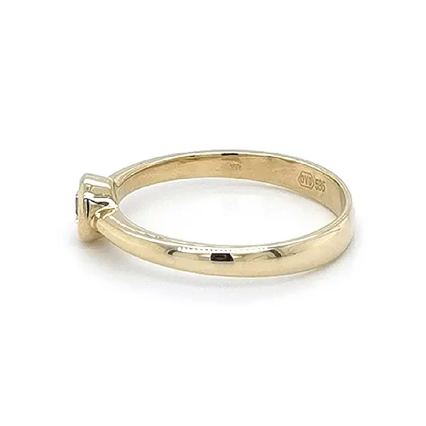 Золотое обручальное кольцо с цирконом