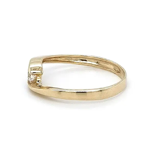 Золотое обручальное кольцо с цирконом