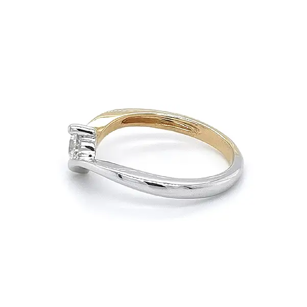 Обручальное кольцо с цирконом из комбинированного золота