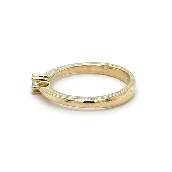 Золотое обручальное кольцо с цирконом