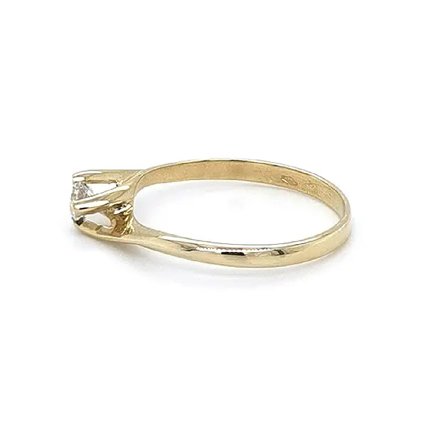 Золотое обручальное кольцо с цирконом