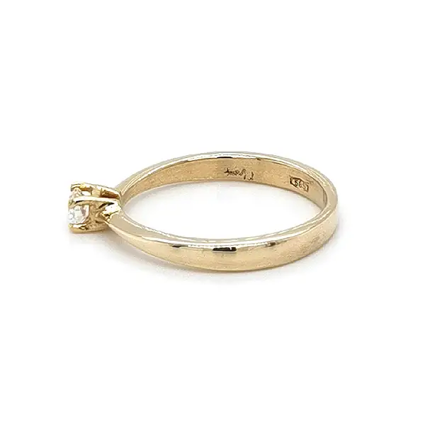 Золотое обручальное кольцо с цирконом